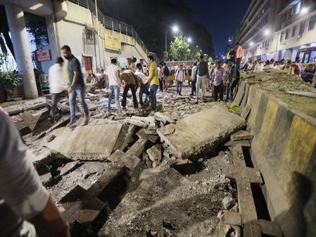 മുംബൈയില്‍ തകര്‍ന്നു വീണ റെയില്‍വേ മേല്‍പ്പാലം അറിയപ്പെടുന്നത് കസബ് പാലമെന്ന്, ഭീകരന്‍റെ പേരിലെ പാലം കവര്‍ന്നത് 6 ജീവനുകള്‍