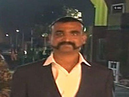 പ്രതിരോധ മന്ത്രി അഭിനന്ദനെ ആശുപത്രിയിലെത്തി കണ്ടു; സൈനിക മേധാവികളും ചര്‍ച്ച നടത്തി