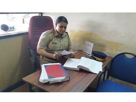 വളയിട്ട കൈകളിൽ പോലീസ് ഭരണം ഭദ്രം; വനിതാ ദിനത്തിൽ പൊലീസ് സ്റ്റേഷനുകളിൽ വനിതാ ഏമാൻമാർ