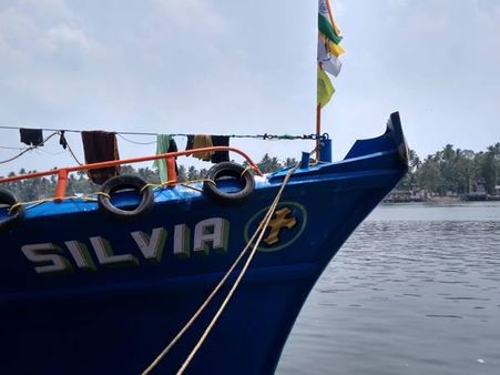 മത്സ്യ ബന്ധന ബോട്ടിൽ കപ്പലിടിച്ചെന്ന് തൊഴിലാളികൾ: ബോട്ട് ഇടിച്ചതാണെന്ന്‌ കപ്പൽ, സംഭവം പൊന്നാനിയിൽ!!!