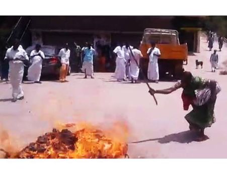 വട്ടവടയില്‍ സബ്കളകടറുടെ കോലം കത്തിച്ചു: ഉദ്യോഗസ്ഥര്‍ മരം മുറിക്കുന്നതിന് തടസം നില്‍ക്കുന്നുവെന്ന്!!