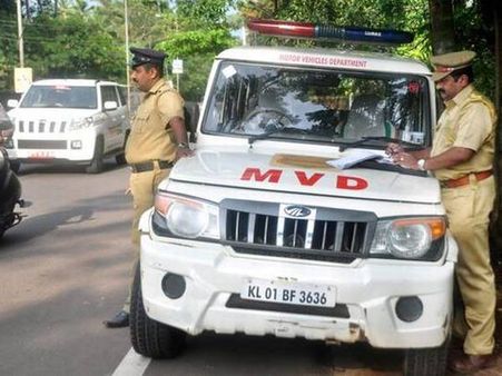 ചറപറാ ചെക്കിങ്.. തീവ്രപ്രകാശമുള്ള ലൈറ്റുകള്‍ അഴിപ്പിച്ചു, ചെത്ത് ബൈക്കുകള്‍ പിടിച്ചു