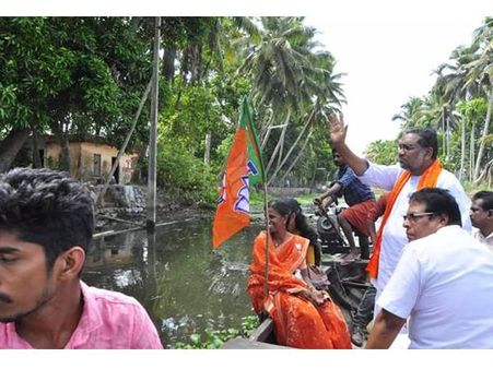 തിരഞ്ഞെടുപ്പ് പ്രചാരണം: 10 പേരുമായി വള്ളത്തിൽ പോയി, എന്‍ഡിഎ സ്ഥാനാർത്ഥിയുടെ വള്ളം അപകടത്തിൽപ്പെട്ടു