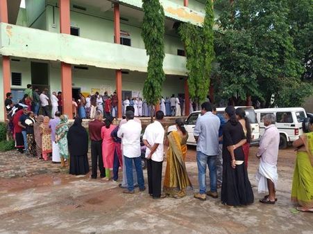 വയനാട്ടിൽ കനത്ത പോളിംഗ്: ബൂത്തുകൾക്ക് മുമ്പിൽ നീണ്ട നിര, ജില്ലയിലെ പോളിംഗ് 10.66 ശതമാനമാനം!