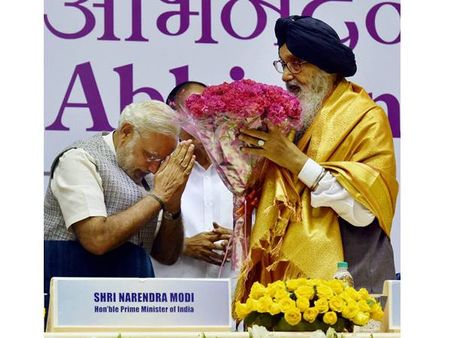 അകാലിദള്‍ നേതാവ് പ്രകാശ് സിങ് ബാദലിന്‍റെ കാല്‍ തൊട്ട് വണങ്ങി പ്രധാനമന്ത്രി നരേന്ദ്രമോദി