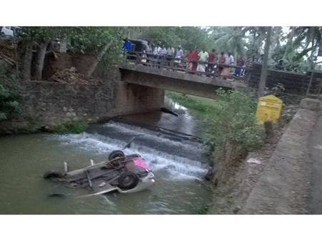 ഡ്രൈവിംഗ് പരിശീലനം നിയന്ത്രണം വിട്ട കാർ തലകീഴായി തോട്ടിലേക്ക് മറിഞ്ഞു