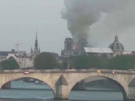 നോത്രദാം പളളിയില്‍ വന്‍ തീപിടുത്തം! പ്രധാന ഗോപുരവും മേല്‍ക്കൂരയും പൂര്‍ണമായും കത്തി നശിച്ചു