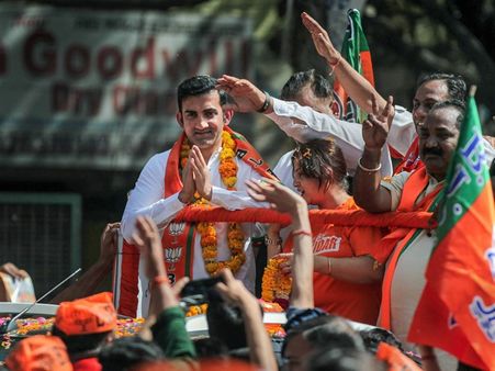 ഗൗതം ഗംഭീർ വീണ്ടും വിവാദത്തിൽ; ഗംഭീറിനെതിരെ നടപടിയെടുക്കാൻ തിരഞ്ഞെടുപ്പ് കമ്മീഷന്റെ ഉത്തരവ്