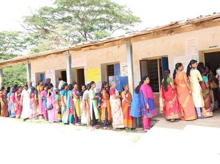 ഇടുക്കിയില്‍ പോളിംഗ് ശതമാനം 76.26 തോട്ടംമേഖലയില്‍ ശക്തമായ പോളിംഗ് പ്രതീക്ഷയോടെ മുന്നണികള്‍