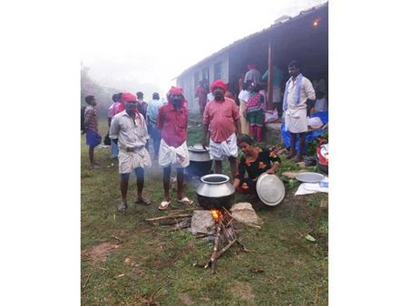തൊവരിമലയിലെ കയ്യേറ്റം ഒഴിപ്പിച്ചു; പ്രതിഷേധിച്ച നേതാക്കളെ അറസ്റ്റ് ചെയ്ത് നീക്കി, ഭൂസമരസമിതി കലക്‌ട്രേറ്റിന് മുന്നില്‍ ഉപരോധസമരം തുടങ്ങി