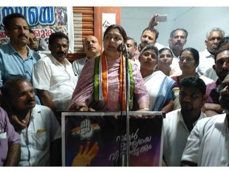 രാഹുലിനായി വയനാട്ടില്‍ ഖുശ്ബുവിന്റെ 25 കിലോമീറ്റര്‍ റോഡ് ഷോ: ദക്ഷിണേന്ത്യയില്‍ രാഹുല്‍ തരംഗമെന്ന്!!