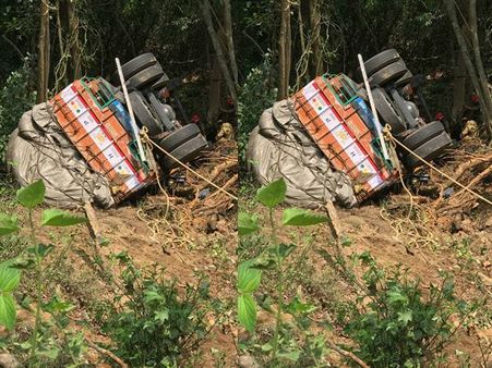 വയനാട് ചുരത്തിൽ ചരക്കു ലോറി കൊക്കയിലേക്ക് മറിഞ്ഞ് ക്ലീനര്‍ മരിച്ചു: ഡ്രൈവര്‍ ചാടി രക്ഷപ്പെട്ടു