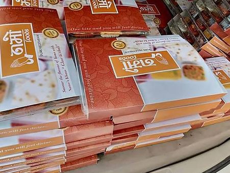 നോയിഡയിലെ പോളിങ് ബൂത്തില്‍ നമോ ഫുഡ് പാക്കറ്റുകള്‍: ആകസ്മികമായി എത്തിയതെന്ന് വിശദീകരണം!!