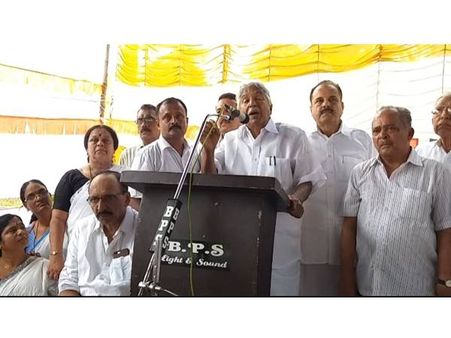 അതെന്താ, ശബരിമലയിൽ കേറ്റാൻ ആക്റ്റിവിസ്റ്റുകൾ തീർന്നു പോയോ? : ഉമ്മൻചാണ്ടി