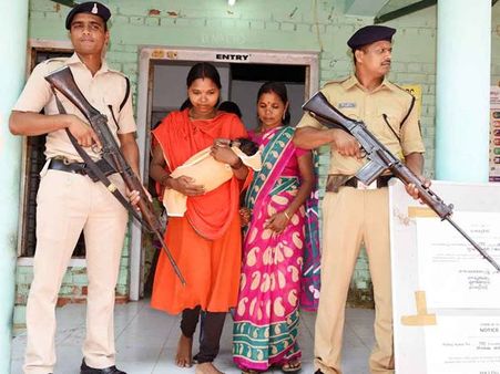 പോളിംഗ് ബൂത്തിനുള്ളില്‍ രാഹുല്‍ ഗാന്ധിയുടെ ചിത്രമെന്ന് പരാതി, പോലീസെത്തി നീക്കം ചെയ്തു