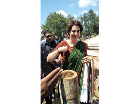 എല്‍ ഡി എഫിന് മറുപടിയുമായി കര്‍ഷകരിലേക്ക് നേരിട്ടിറങ്ങിചെന്ന് പ്രിയങ്ക; ആത്മഹത്യ ചെയ്ത കര്‍ഷകരുടെ വിധവകളുമായി കൂടിക്കാഴ്ച നടത്തി, എല്ലാത്തിനും പരിഹാരമുണ്ടാകുമെന്ന് പ്രിയങ്കയുടെ ഉറപ്പ്