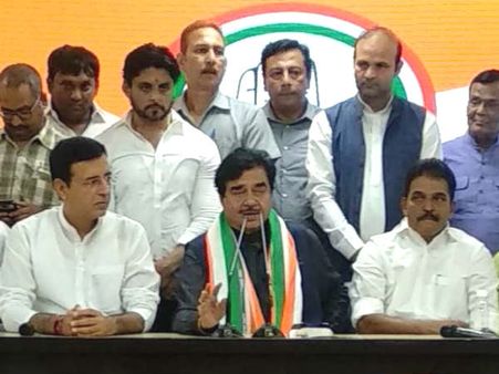 ബിജെപിക്ക് ജന്മദിനത്തില്‍ മുട്ടന്‍ പണി; സിന്‍ഹ കോണ്‍ഗ്രസില്‍ ചേര്‍ന്നു, വണ്‍മാന്‍ ഷോ, ടുമെന്‍ ആര്‍മി