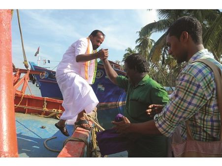 കടലിന്റെ മക്കളുടെ കടലോളം ആവലാതികള്‍ കേട്ട് ടിഎന്‍ പ്രതാപന്‍; എല്ലാം കേട്ടും അവരില്‍ ഒരാളായി കൂടെ നിന്നും മുനക്കക്കടവ് ഫിഷിംഗ് ലാന്റില്‍ സ്ഥാനാര്‍ത്ഥി