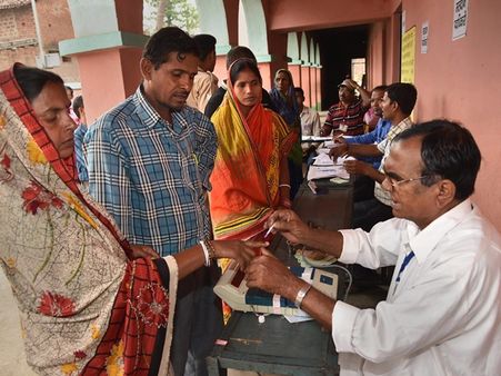 വോട്ടെടുപ്പ് തുടങ്ങിയ പിന്നാലെ പണിമുടക്കി വോട്ടിങ്ങ് മെഷീന്‍! വോട്ടര്‍മാര്‍ മടങ്ങിപ്പോയി