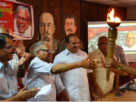 ഉള്ളിലെരിയുന്ന ചെങ്കനലുകള്‍ താരങ്ങളെ വളര്‍ത്തുന്ന ഘട്ടം; താരപ്രചാരകനല്ലെന്ന പ്രചരണത്തിനെതിരെ വിഎസ്