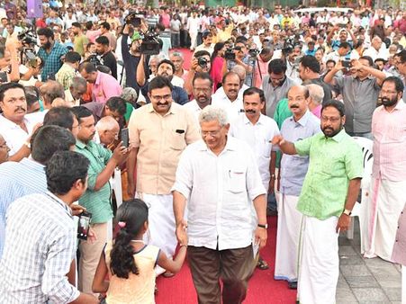 മുഖ്യശത്രു വർഗീയതയോ ഇടതുപക്ഷമോ എന്ന് കോൺഗ്രസ് വ്യക്തമാക്കണം: യെച്ചൂരി