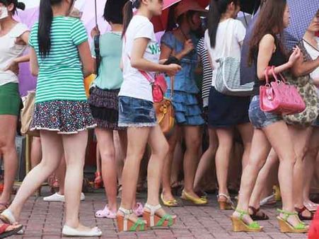 ഇറക്കം കുറഞ്ഞ വസ്ത്രം ധരിച്ച യുവതികളെ ബലാത്സംഗം ചെയ്യാന്‍ ആവശ്യപ്പെട്ട് മധ്യവയസ്ക: വീഡിയോ വൈറല്‍