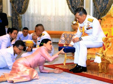 അന്ന് സഹോദരിയെ വിലക്കി, ഇന്ന് അംഗരക്ഷകയെ വിവാഹം ചെയ്തു, തായ്‌ലൻഡിനെ ഞെട്ടിച്ച് രാജകീയ വിവാഹം