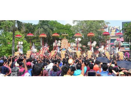 തൃശൂര്‍പൂരത്തിന്റെ ലൈവ്‌ സമൂഹമാധ്യമങ്ങളില്‍ ഇടാന്‍ നോക്കിയവര്‍ക്ക്‌ തിരിച്ചടി; തൃശൂര്‍ പൂരം ലൈവിനു സമൂഹമാധ്യമത്തില്‍ അപ്രഖ്യാപിതവിലക്ക്‌, പിന്നിൽ സോണി മ്യൂസിക്ക് കമ്പനി?