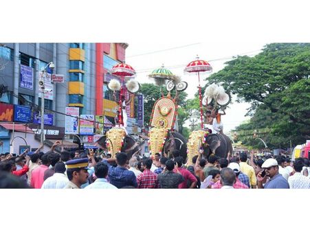 പാറമേക്കാവിലമ്മയുടെ പൂരംനാളിലെ സര്‍വപ്രൗഢമായ എഴുന്നള്ളിപ്പ്‌ മേടച്ചൂടിനെ കുളിര്‍കാറ്റാക്കി... 200 ഓളം പേര്‍ അണിനിരന്ന ഒലുമ്പല്‍ അതിമനോഹരമായി!!