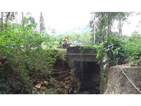 അഞ്ചേരി പാലത്തിന് ബലക്ഷയം അറ്റകുറ്റിപണികള്‍ വൈകുന്നു: പാലത്തിന് കേടുപാട് സംഭവിച്ചത് പ്രളയകാലത്ത് !