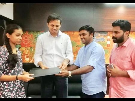 വാക്ക് പാലിച്ച് കോഴിക്കോട് കലക്ടര്‍; പ്രതിസന്ധിയിലും തളരാത്ത ആര്യക്ക് സ്നേഹ സമ്മാനം, ലാപ്ടോപ്പ്...