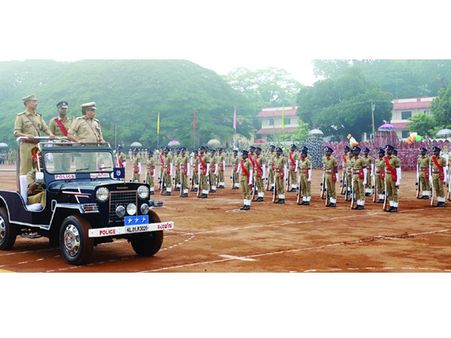 പോലീസ്‌ യൂണിഫോം അണിഞ്ഞ്‌ ചന്ദ്രിക: പശ്‌ചാത്താപം തീര്‍ത്ത്‌ കേരള ജനത