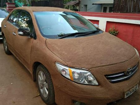 ചാണകത്തില്‍ കുളിച്ച് ഒരു കാര്‍; നെറ്റി ചുളിച്ച് കാഴ്ചക്കാര്‍, യുവതിക്ക് പറയാന്‍ കാരണങ്ങള്‍ ഏറെ