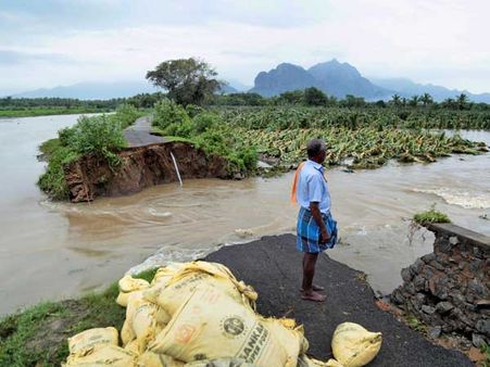 നാശം വിതച്ച് ഫാനി; ഒഡീഷയിൽ മരണം എട്ടായി, പുരിവെള്ളത്തിൽ, കൊൽക്കത്ത വിമാനത്താവളം അടച്ചിട്ടു!