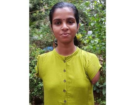 കാലുകൊണ്ട് പരീക്ഷ എഴുതി ദേവിക നേടിയത് ഫുള്‍ എപ്ലസ്: പരീക്ഷ എഴുതിയത് സ്ക്രൈബിനെ നിരസിച്ച്!!