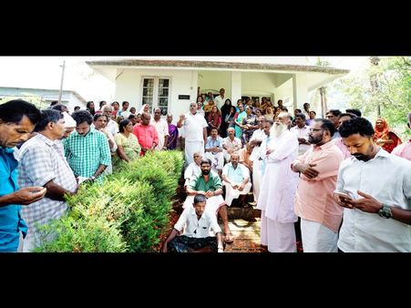 തോട്ടം തൊഴിലാളികളുടെ ജീവിതം ദുരിതപൂര്‍ണം: എല്‍സ്റ്റണ്‍ എസ്റ്റേറ്റിലേക്ക് തൊഴിലാളികള്‍ മാര്‍ച്ചും ധര്‍ണയും നടത്തി