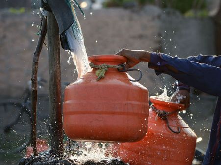 കുടിവെള്ളമില്ല:​ വെള്ളയമ്പലത്ത് വാട്ടർ അതോറിട്ടി എക്സിക്യൂട്ടീവ് എൻ‌ജീനിയറെ ഉപരോധിച്ചു!!