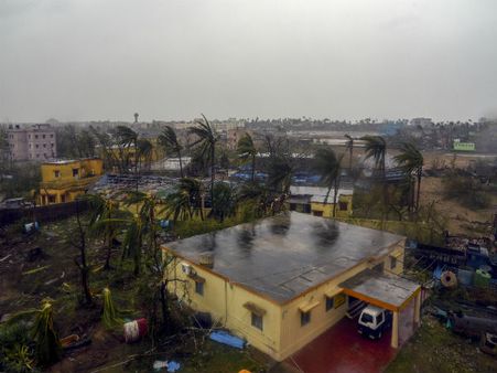 ഫാനി ബംഗാൾ തീരത്ത്; 90 കിലോമീറ്റർ വേഗത്തിൽ കാറ്റ് വീശുന്നു, ഒഡീഷയിൽ 8 മരണം