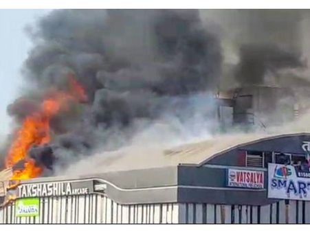 ഗുജറാത്തിലെ സൂററ്റിൽ ബഹുനില കെട്ടിടത്തിൽ വൻ തീപിടുത്തം; വിദ്യാർത്ഥികൾ ഉൾപ്പെടെ 20 മരണം