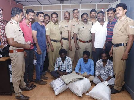 തൃശൂര്‍ റെയില്‍വേ സ്റ്റേഷന്‍ പരിസരത്തുനിന്നു മൂന്ന് ബാഗില്‍ കടത്തി കൊണ്ടു വന്ന 21 കിലോ കഞ്ചാവ് പിടികൂടി.: മൂന്നുപേര്‍ പിടിയില്‍