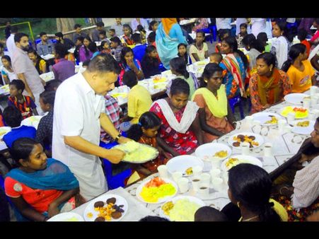 നാനൂറോളം ആദിവാസികള്‍ക്ക് പിവി അബ്ദുല്‍ വഹാബ് എം.പിയുടെ ഇഫ്താര്‍ വിരുന്ന്; ആദ്യ അനുഭവം, എല്ലാവരുടെയും മുഖത്ത് സന്തോഷം മാത്രം!!