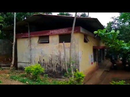 ശാപമോക്ഷം കാത്ത് കല്ലൂര്‍ വില്ലേജ് ഓഫീസ്; മൂന്ന് പതിറ്റാണ്ടിലേറെ പഴക്കം, ശോചനീയാവസ്ഥയിലായ കെട്ടിടത്തില്‍ രേഖകള്‍ സൂക്ഷിക്കുന്നത് ചാക്കുകളില്‍!!