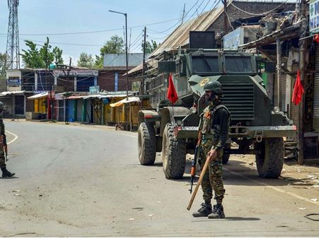 കന്നുകാലികളുമായി പോയ യുവാവിനെ വെടിവെച്ചു കൊന്നു; കശ്മീരിൽ കനത്ത പ്രതിഷേധം, കർഫ്യൂ പ്രഖ്യാപിച്ചു