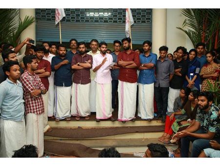 കെഎംസിടി ആയുർവേദ കോളജ് സമരം ഒത്തുതീർപ്പായി: പിരിച്ചുവിട്ട നാല് അധ്യാപകരിൽ രണ്ട് പേരെ തിരിച്ചെടുക്കും