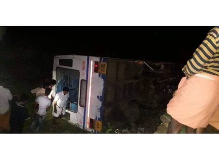 കെഎസ്ആര്‍ടിസി ബസ് വയലിലേക്ക് മറിഞ്ഞു, 8 പേര്‍ക്ക് പരിക്ക്, അപകടം പത്തനംതിട്ടയില്‍!