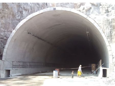 മണ്ണിടിച്ചിൽ ഭീതിയിൽ കുതിരാൻ; അറ്റകുറ്റപ്പണിക്കായി ദേശീയപാത അതോറിറ്റി നേരിട്ട് രംഗത്ത്