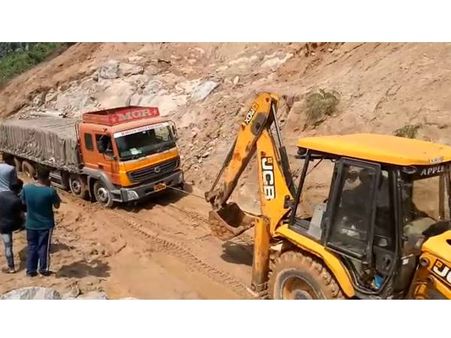 പന്നിയാറുകൂട്ടിയില്‍ വീണ്ടും മണ്ണിടിഞ്ഞു; ചരക്കുലോറി ചെളിയില്‍ താഴ്ന്നു: ഗതാഗതം തടസ്സപ്പെട്ടു...!!!