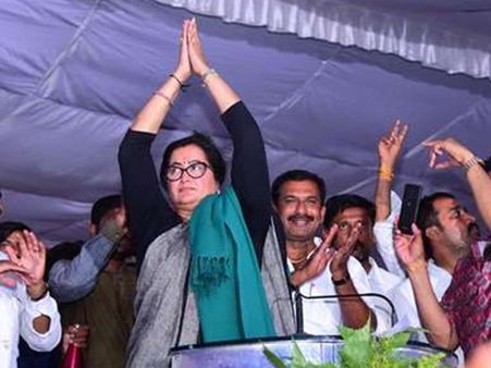 മാണ്ഡ്യയില്‍ അട്ടിമറി വിജയവുമായി സുമലത: നിഖില്‍ കുമാരസ്വാമിക്ക് ദയനീയ പരാജയം