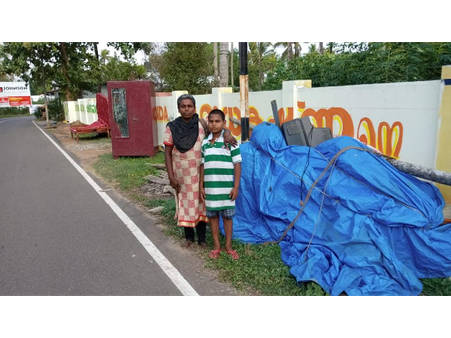 ഭര്‍ത്താവ് കേസിലകപ്പെട്ടു: വാടക വീട്ടില്‍നിന്ന് ഇറക്കിവിട്ടു, എന്ത് ചെയ്യണമെന്നറിയാതെ ഭാര്യയും മകനും പെരുവഴിയില്‍, തൃശൂരിലെ നടുക്കുന്ന കാഴ്ച...