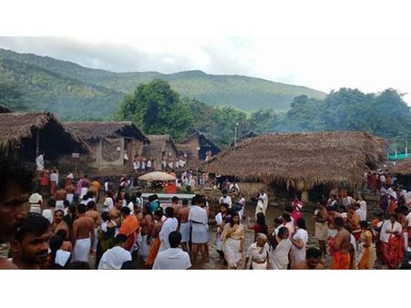 കൊട്ടിയൂര്‍ തീര്‍ഥാടകരുടെ മനംകുളിര്‍പ്പിച്ച് പാലുകാച്ചിമല: ദക്ഷയാഗത്തിനായി പാലുകാച്ചിയ മലയെന്ന്!!